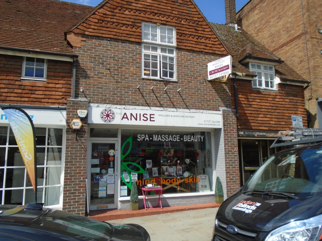 TOWN CENTRE LOCK UP SHOP APPROX 1058 SQ FT WITH PARKING SPACE – TO LET ON NEW LEASE £23,500 PER ANNUM EXCLUSIVE – 35 CHURCH STREET, REIGATE RH2 0AD