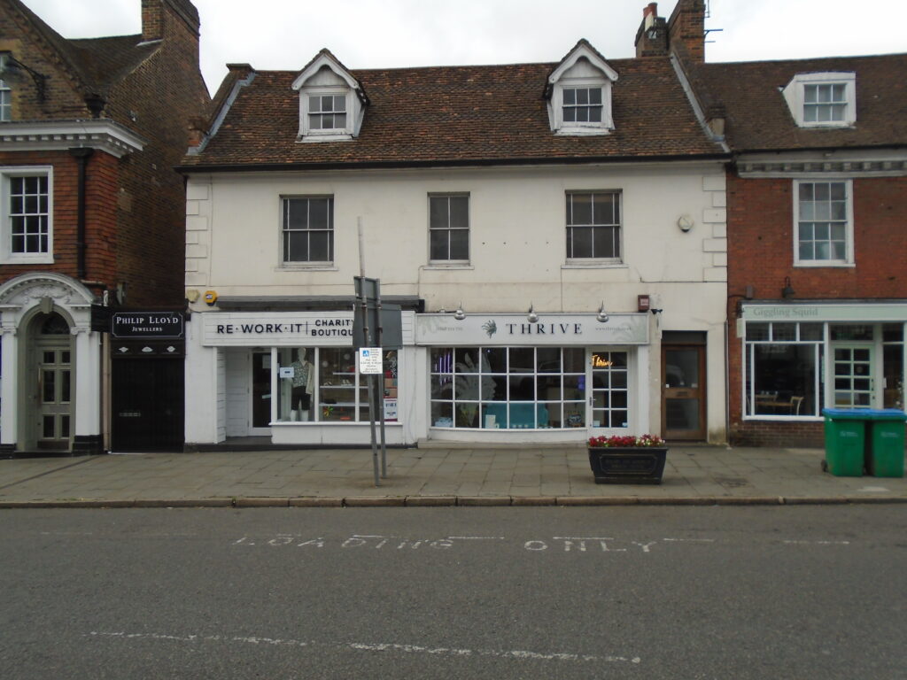 REIGATE TOWN CENTRE – FIRST FLOOR OFFICE SUITE WITH SEPARATE STREET ENTRANCE DOOR ~ APPROX 643 SQ FT REIGATE TOWN CENTRE – FIRST FLOOR OFFICE SUITE WITH SEPARATE STREET ENTRANCE DOOR ~ APPROX 643 SQ FT