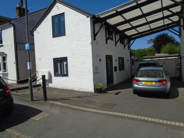 CENTRAL REIGATE – DETACHED OFFICE BUILDING ~ 776 SQ FT WITH FRONT PARKING SPACE ~ TO LET ON NEW LEASE