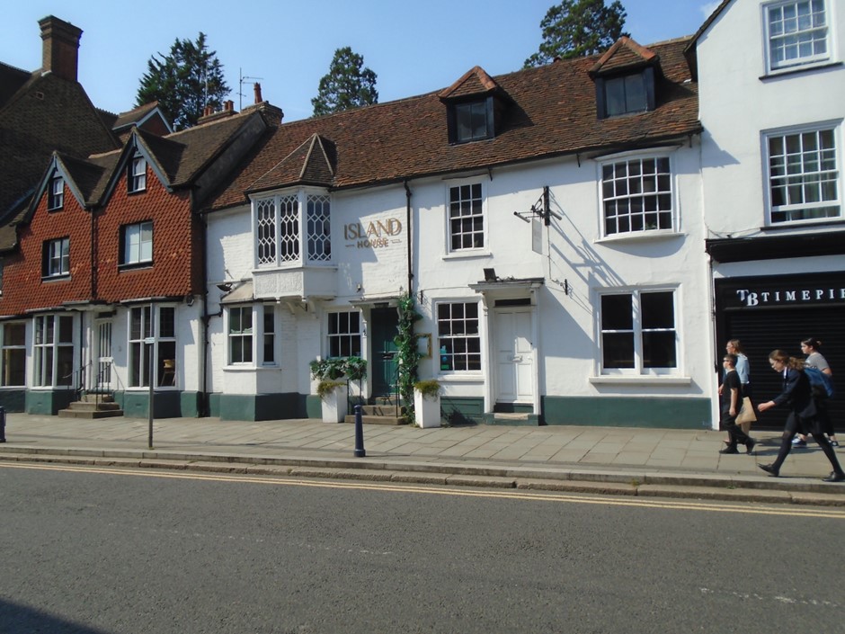 EXTENSIVE RESTAURANT PREMISES WITH STAFF FLAT ~ 136 INTERNAL COVERS ~ HIGH STREET POSITION EXTENSIVE RESTAURANT PREMISES WITH STAFF FLAT ~ 136 INTERNAL COVERS ~ HIGH STREET POSITION