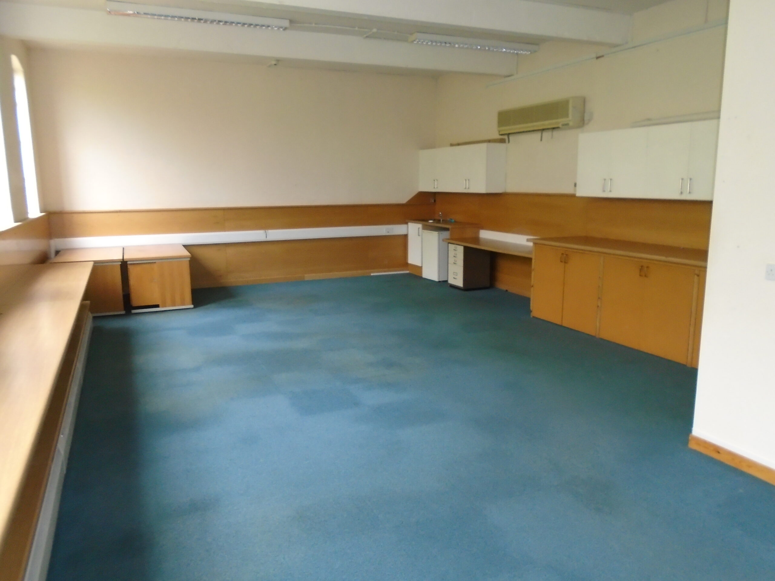 REIGATE – 662 SQFT OPEN PLAN FIRST FLOOR OFFICES TO LET ON INITIAL LEASE UNTIL JUNE 2027 £10,000 P.A. EXCLUDING SERVICES